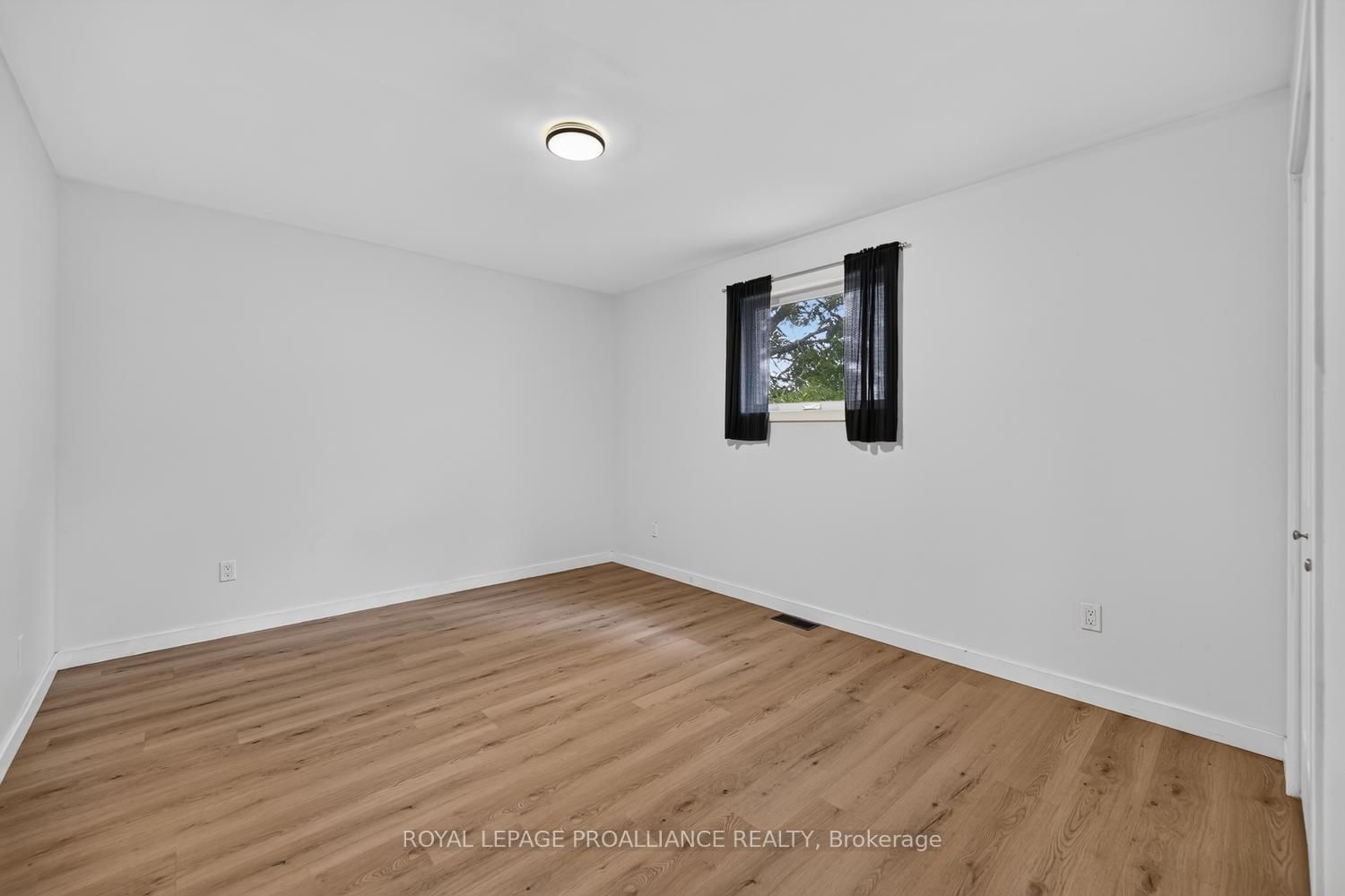 415 RAILWAY Avenue • Prescott, ON photo 18