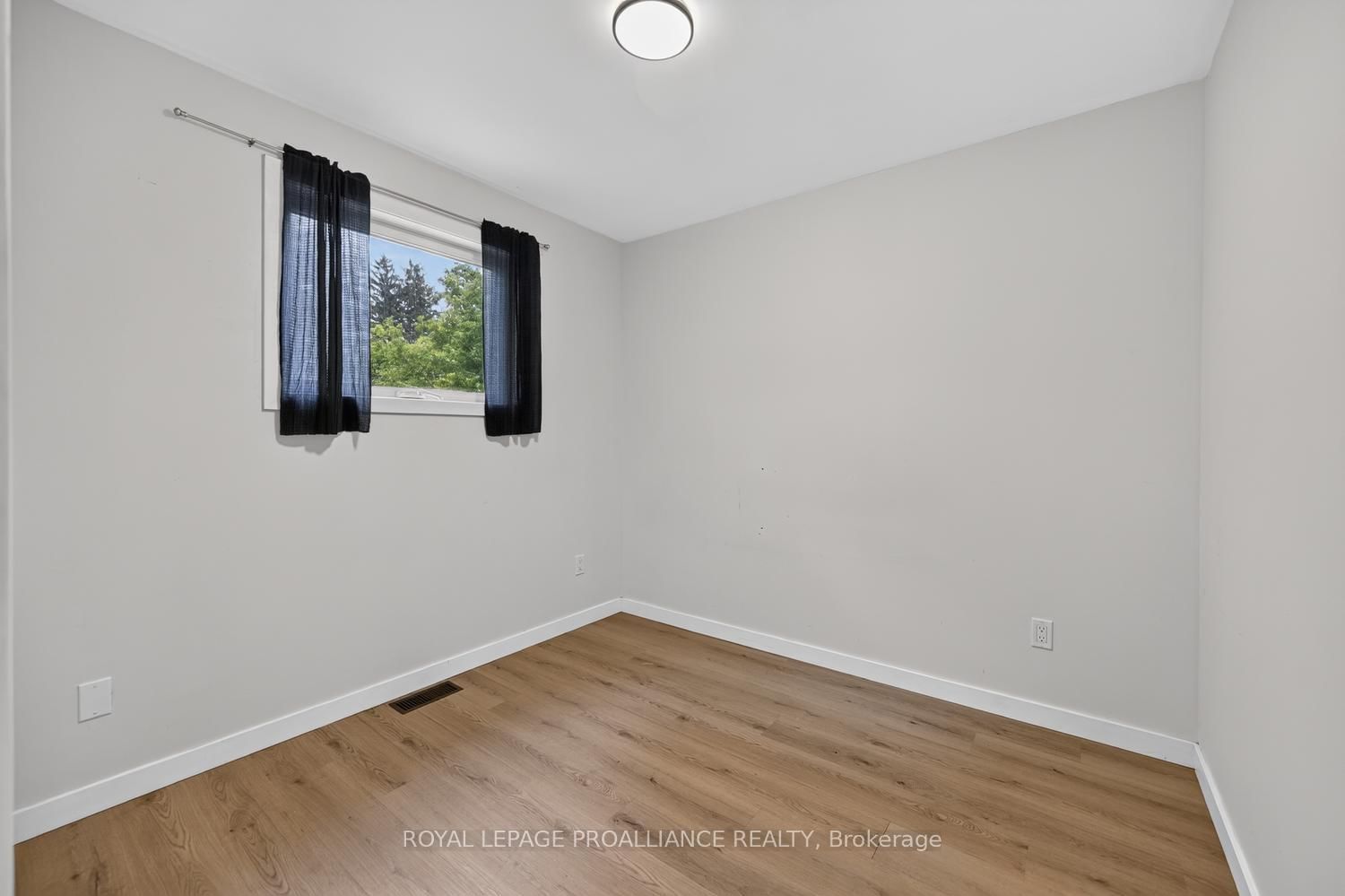 415 RAILWAY Avenue • Prescott, ON photo 19