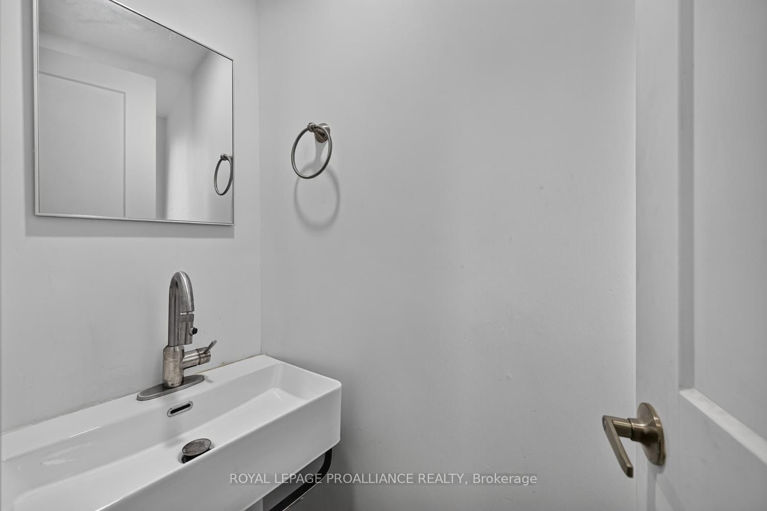 415 RAILWAY Avenue • Prescott, ON photo 21