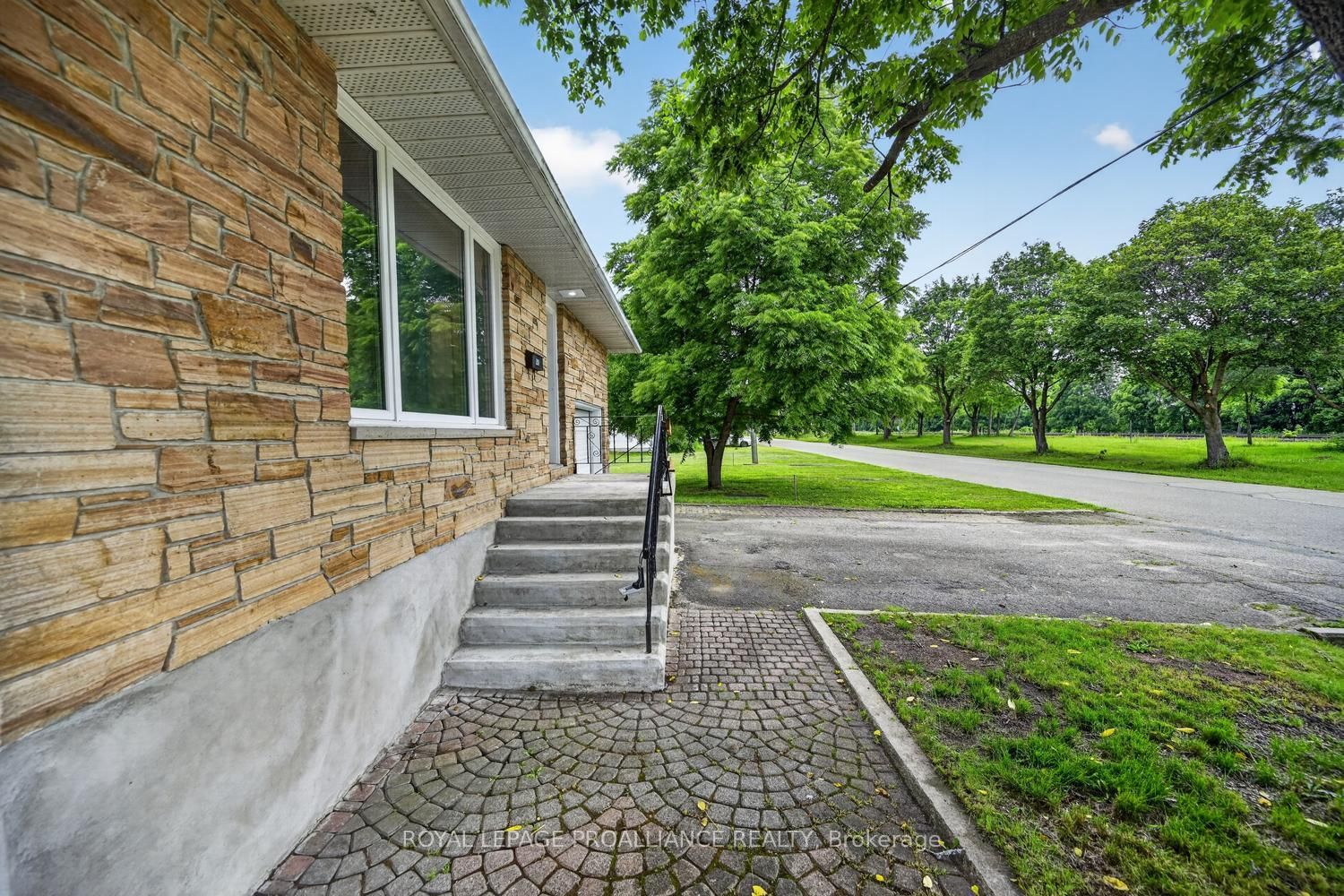 415 RAILWAY Avenue • Prescott, ON photo 3
