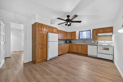 415 RAILWAY Avenue • Prescott, ON photo 9