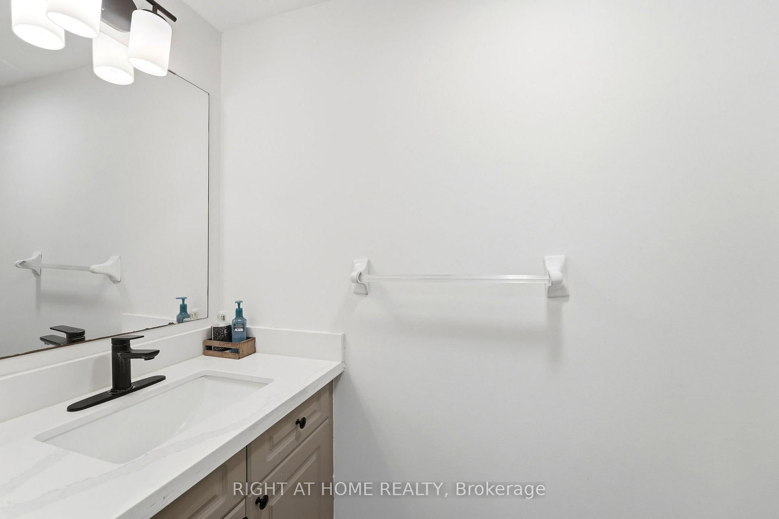 65 Wellington South • Cambridge, ON photo 14
