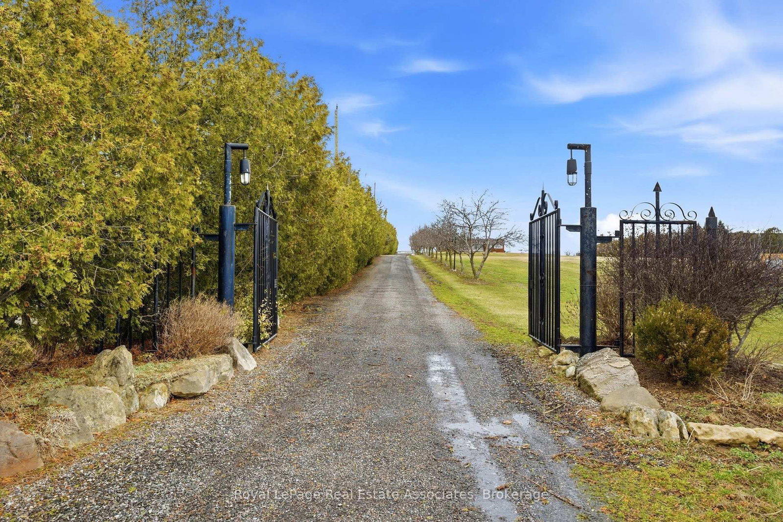 1137 Ridge Road • Hamilton, ON photo 2