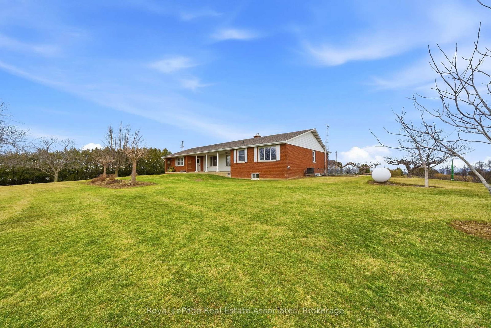 1137 Ridge Road • Hamilton, ON photo 3