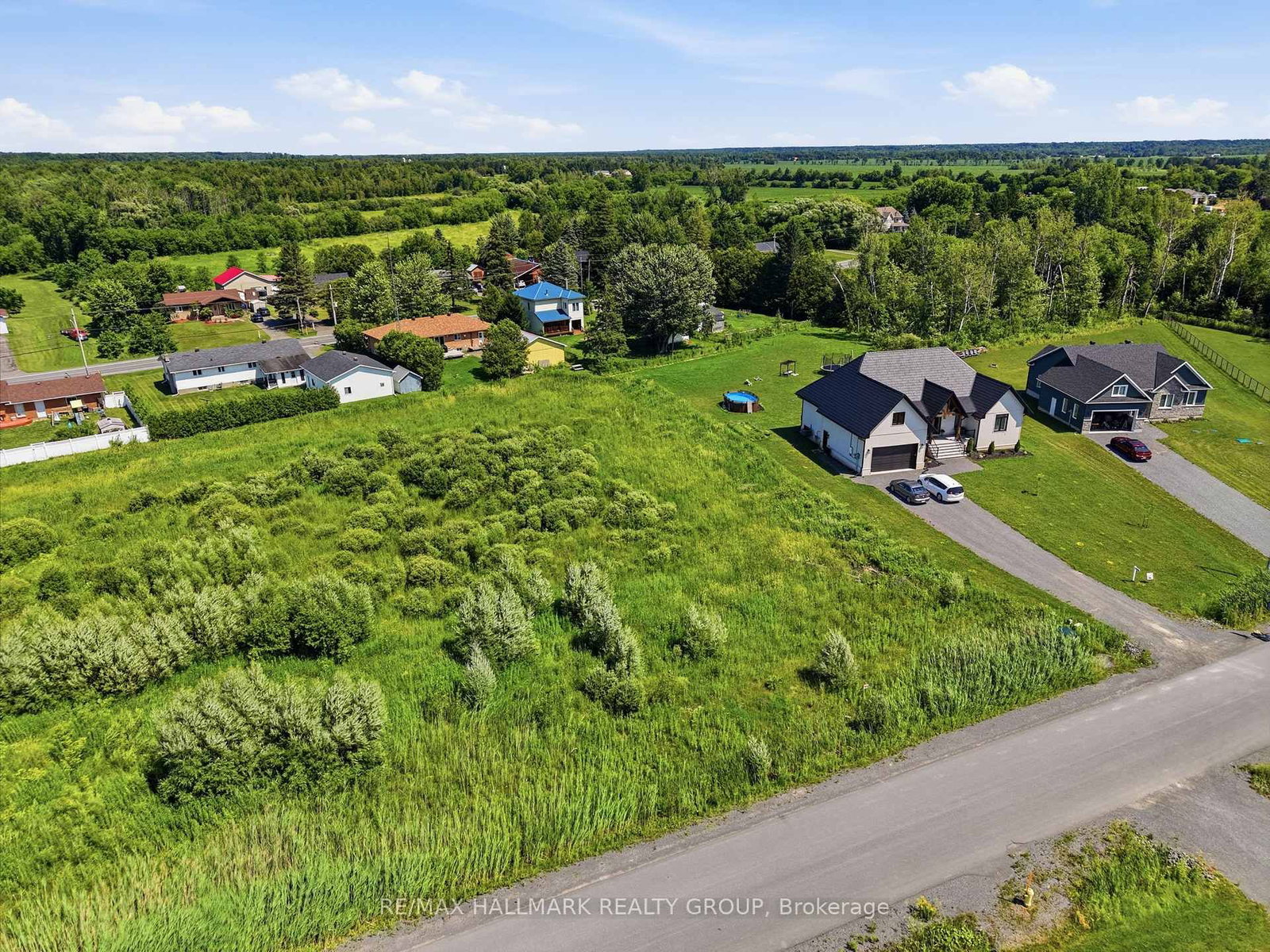 208 DES VIOLETTES Street • Clarence-Rockland, ON photo 4