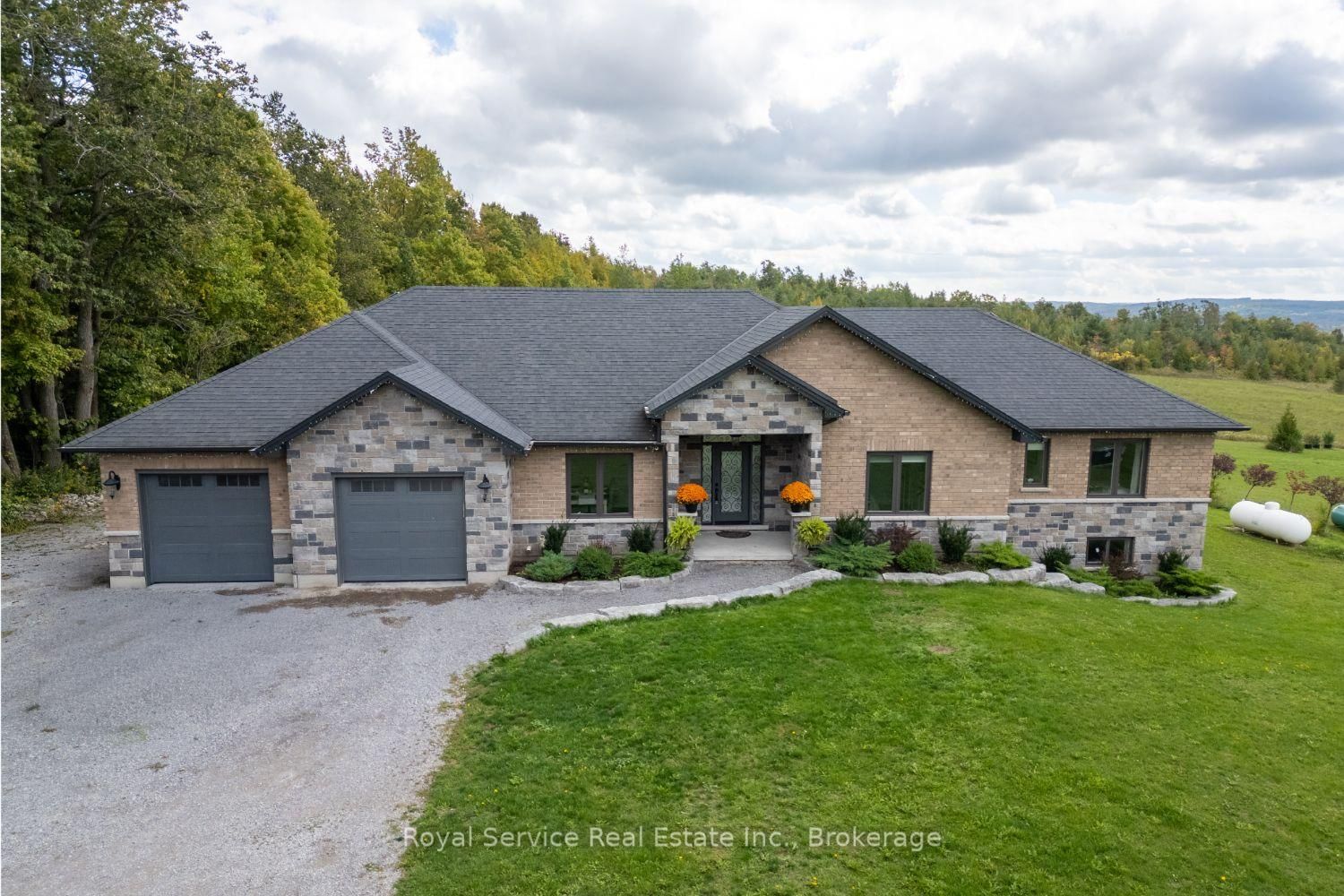 381 Sharpe Line • Cavan Monaghan, ON photo 2