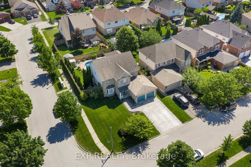 57 Goodman Cres photo 4