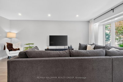 4 Claret Court • Ottawa, ON photo 7