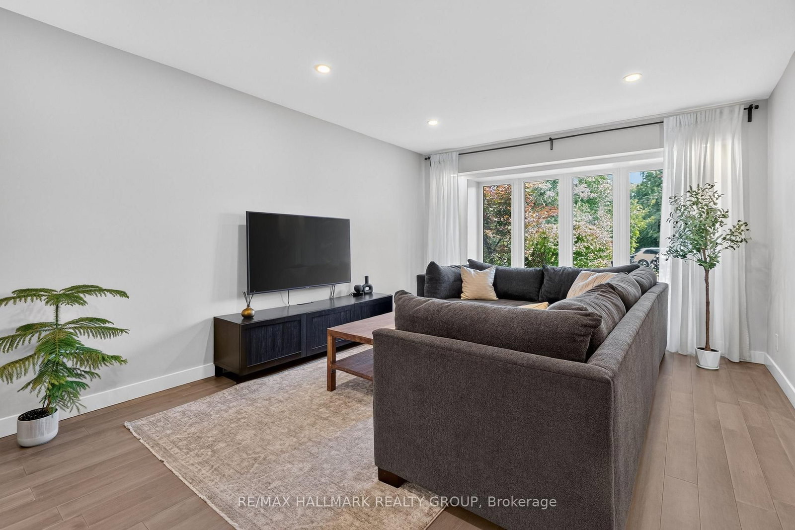 4 Claret Court • Ottawa, ON photo 8