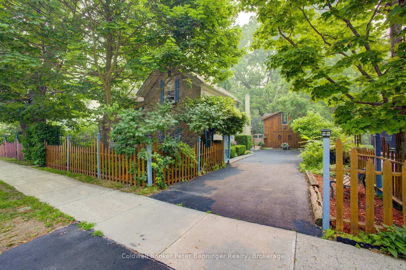 817 OLDE VICTORIA Street