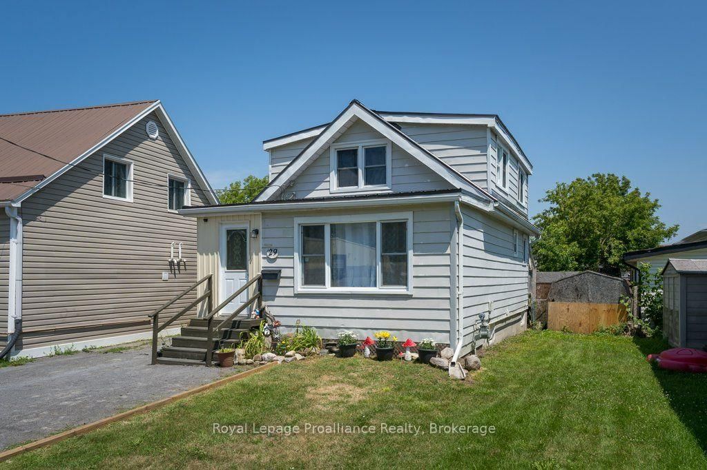 29 Pelham Street • Quinte West, ON photo 2