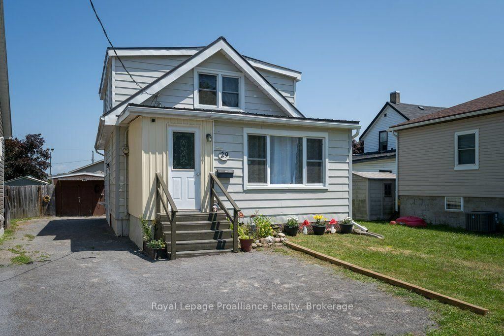29 Pelham Street • Quinte West, ON photo 3
