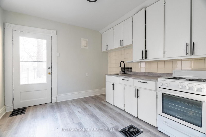 4 - 221 Hamilton Road E