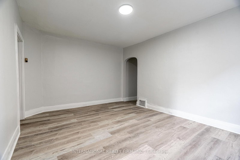 4 - 221 Hamilton Road E