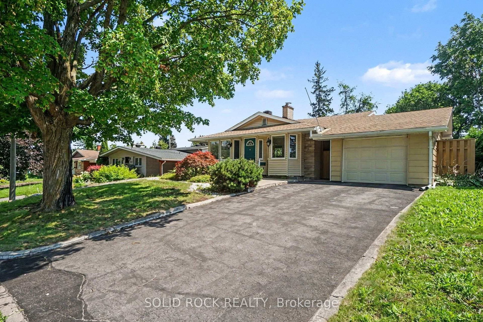 1838 Louisiana Avenue • Ottawa, ON photo 2