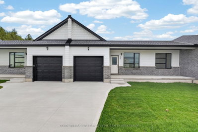 Townhouse for sale at 54 Moonlight Court, Central Huron, Ontario, N0M 1L0 - Clinton - MLS: X13593296