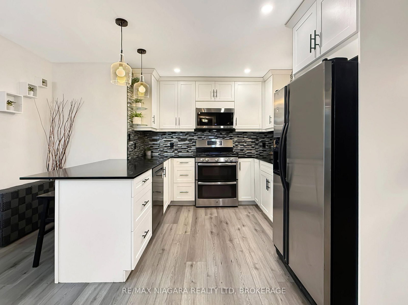 222 Ridgeway Road • Fort Erie, ON photo 3