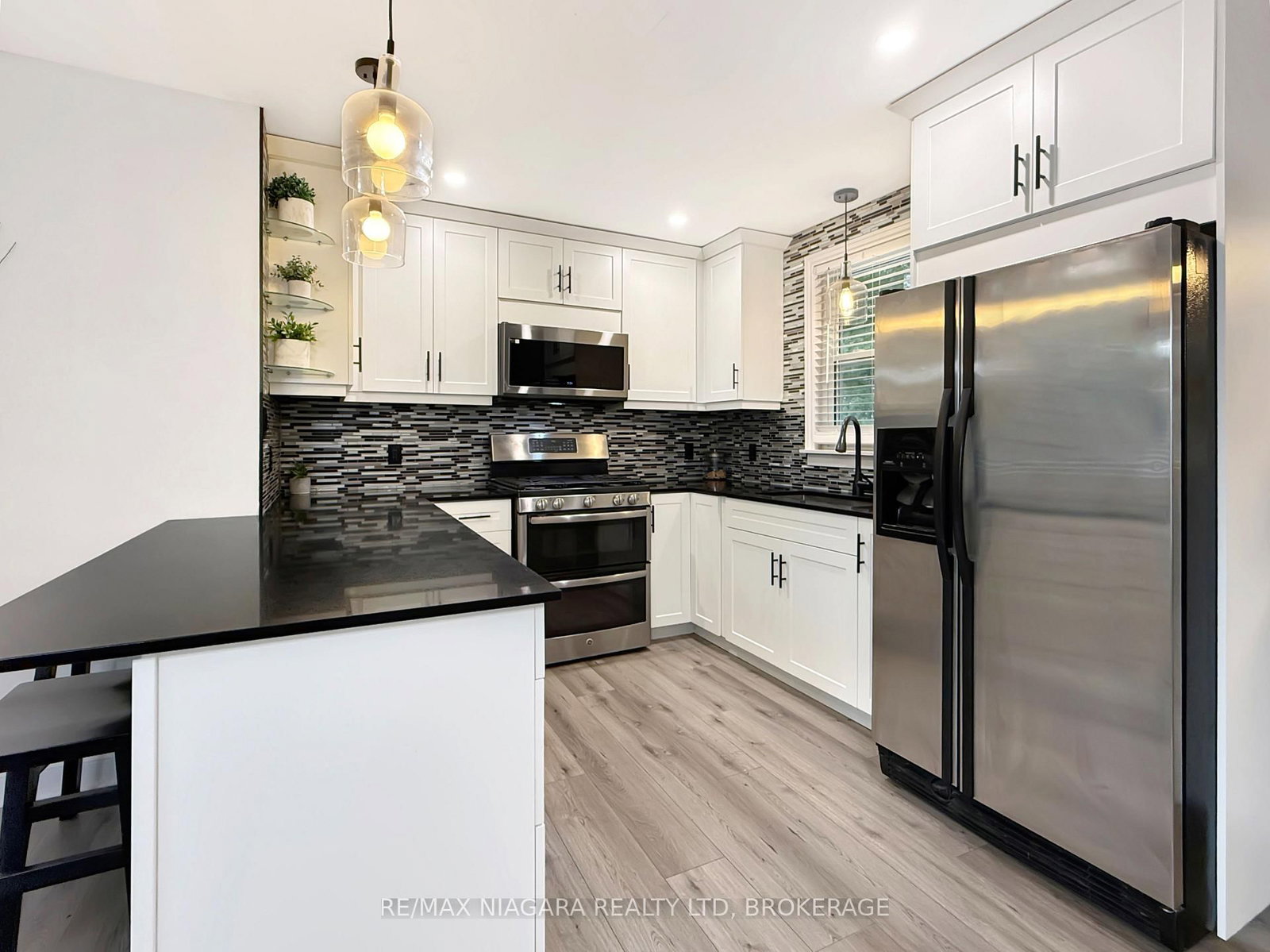 222 Ridgeway Road • Fort Erie, ON photo 4