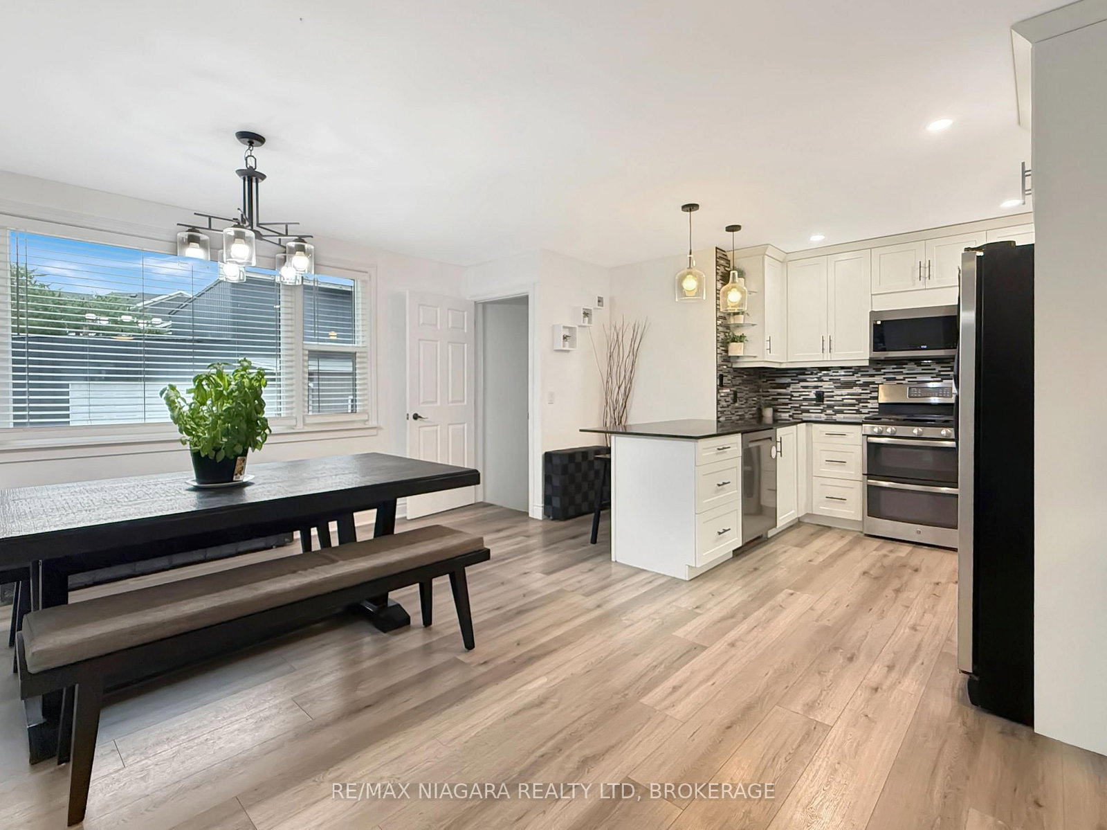 222 Ridgeway Road • Fort Erie, ON photo 6