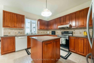 23 Hearthstone Place • Barrhaven, ON photo 9
