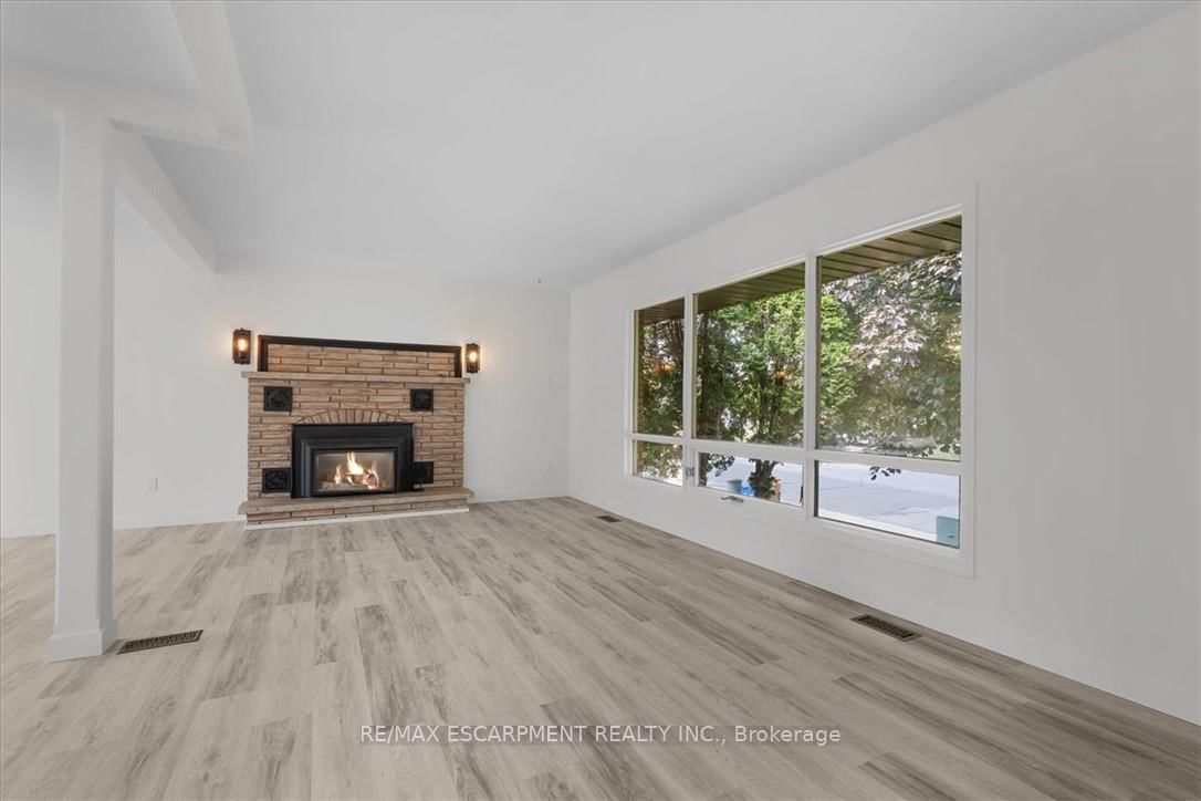 345 BERKINDALE Drive • Hamilton, ON photo 4