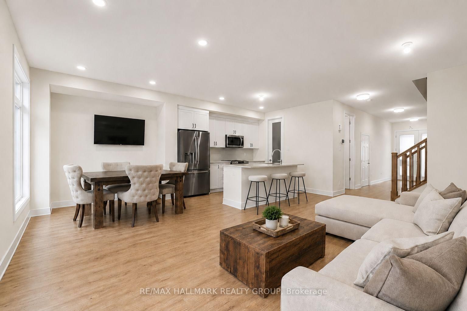 572 Roundhouse Crescent • Ottawa, ON photo 3