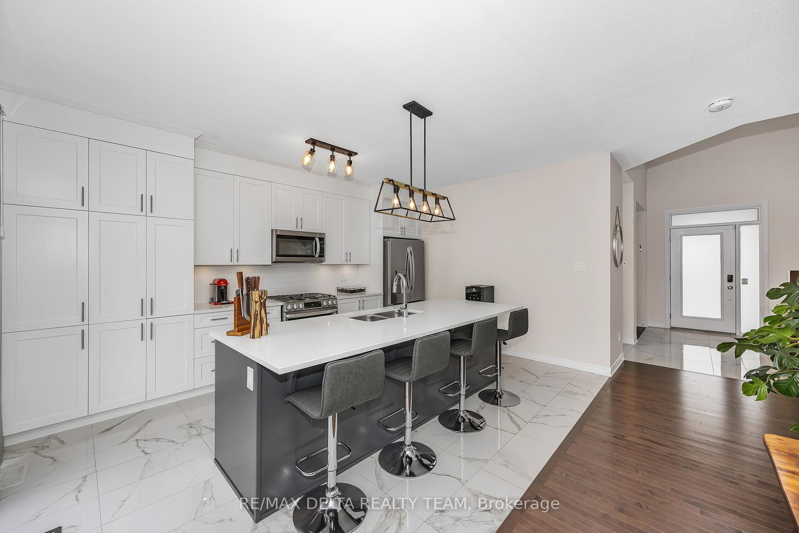 748 Vennecy Terrace • Ottawa, ON photo 9