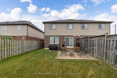 8844 Silverstar Court • Niagara Falls, ON photo 2