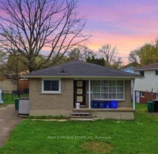 402 Midwood Crescent