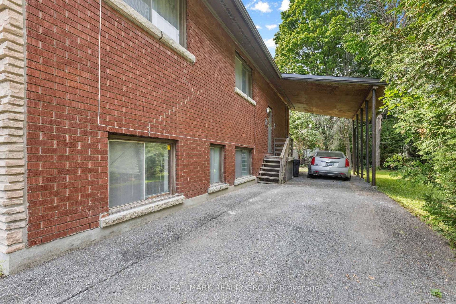 492 Vernon Avenue • Ottawa, ON photo 3