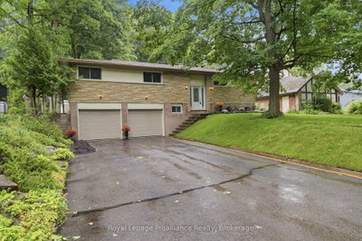 156 Pinehill Crescent — photo 2