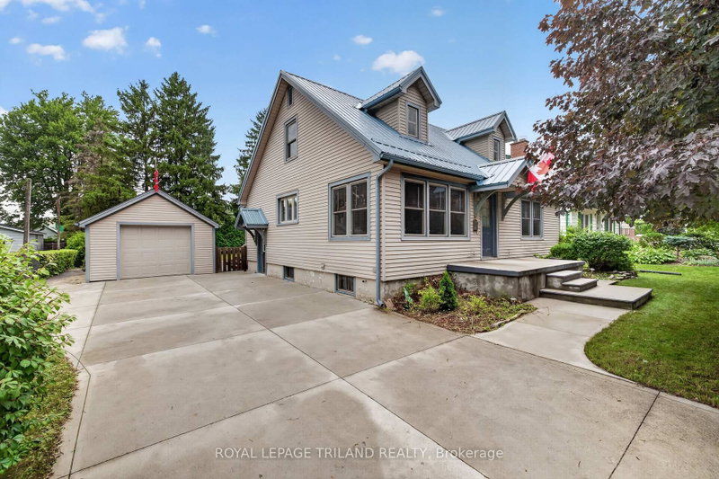 11 Maple Street E
