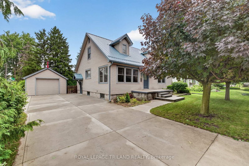 11 Maple Street E