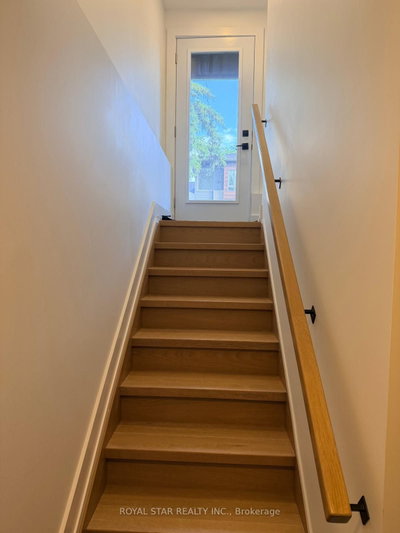 Unit Unit B — 253 Duncairn Avenue — photo 2