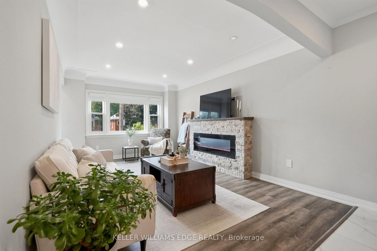 127 Tragina Avenue S • Hamilton, ON photo 3