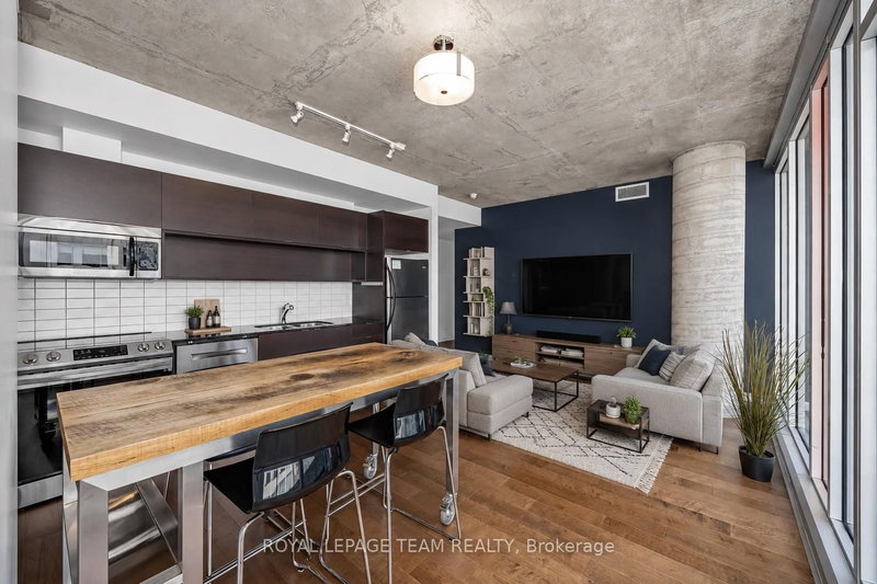 2010 - 324 Laurier Avenue W