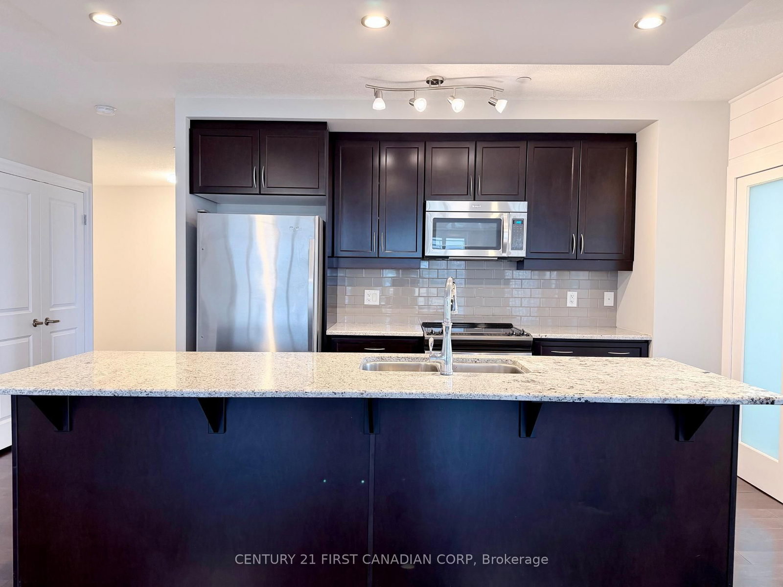 504 - 240 Villagewalk Boulevard, London North — photo 8