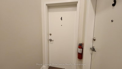 Semi-Detached House for lease at 4-261 Front Street, Belleville, Ontario, K8N 2Z6 - Belleville Ward - MLS: X13598200