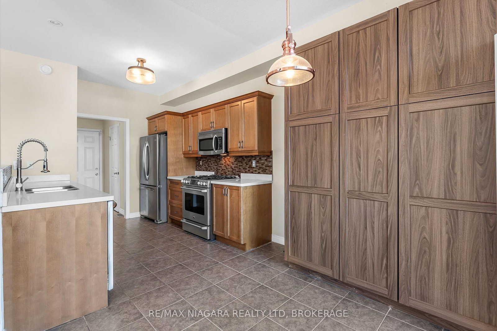 750 Lakeshore Road • Fort Erie, ON photo 9