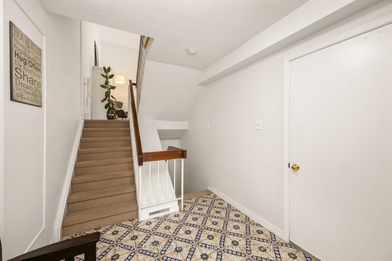 300 Sandringham Cres photo 4