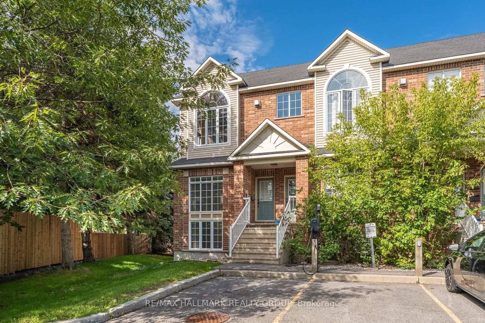 Townhouse sold at 142 Gatestone Private, Ottawa, Ontario, K1J 1K5 - Beacon Hill South - MLS: X13600642
