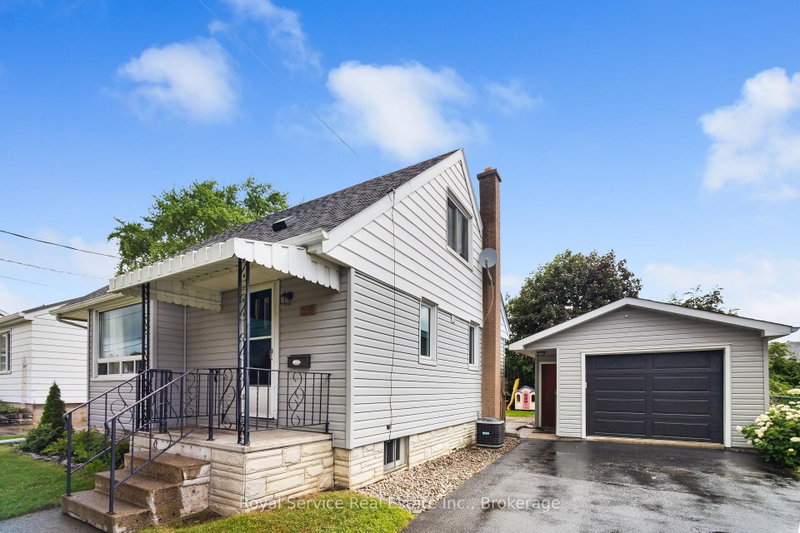 558 Burnham St photo 4