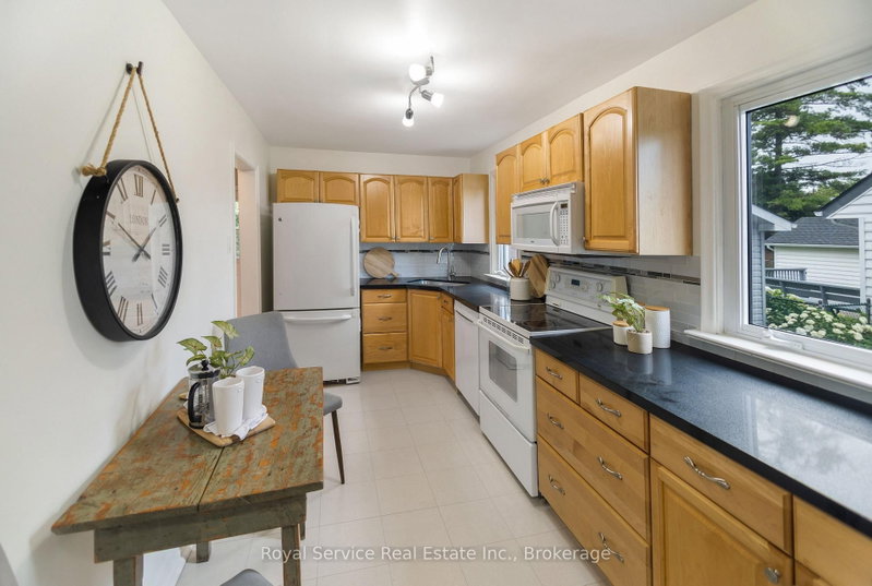 558 Burnham St photo 5
