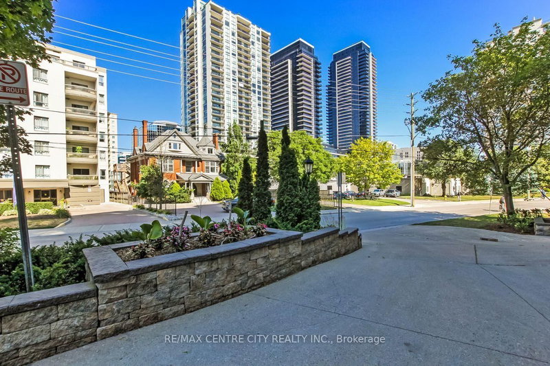 302 - 549 Ridout Street N