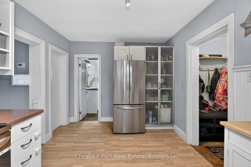 3 CORA St E photo 5