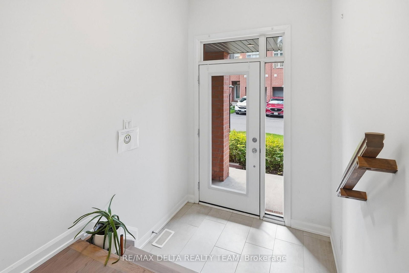 561 Halo Private • Ottawa, ON photo 3