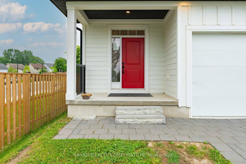 939 Deveron Crescent