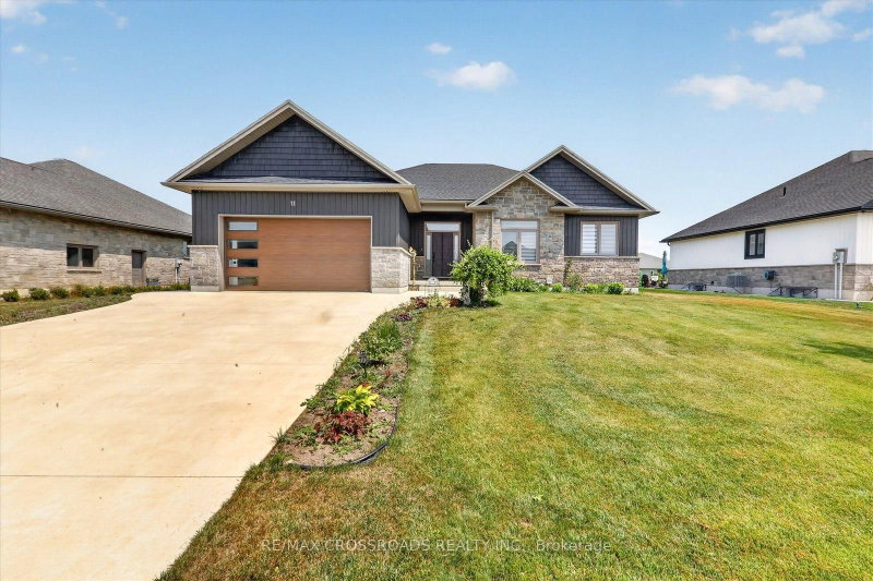 11 MCTAVISH Crescent N