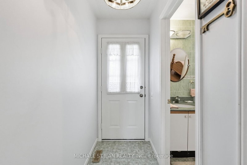 225 Silverbirch Blvd photo 5