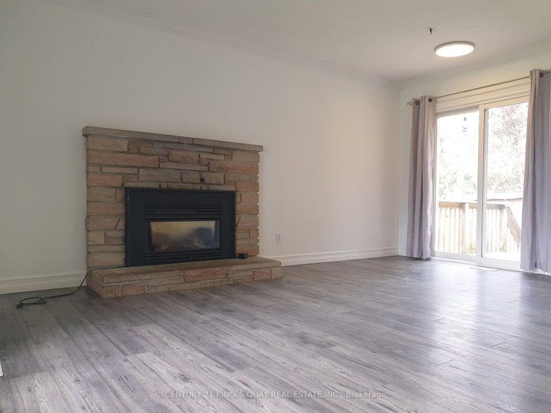 18 Manor Cres photo 5